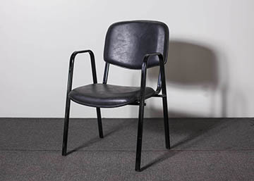 Cadeira com brao de couro sinttico